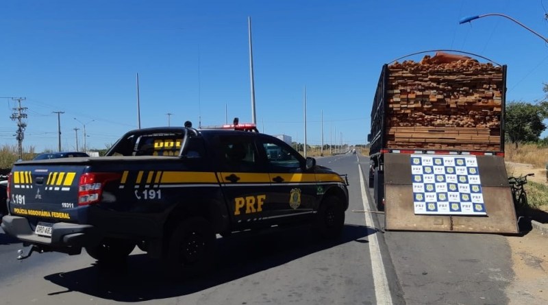 A carga de madeira serrada foi apreendida na madrugada de quarta-feira (30) na BR-316, em Teresina